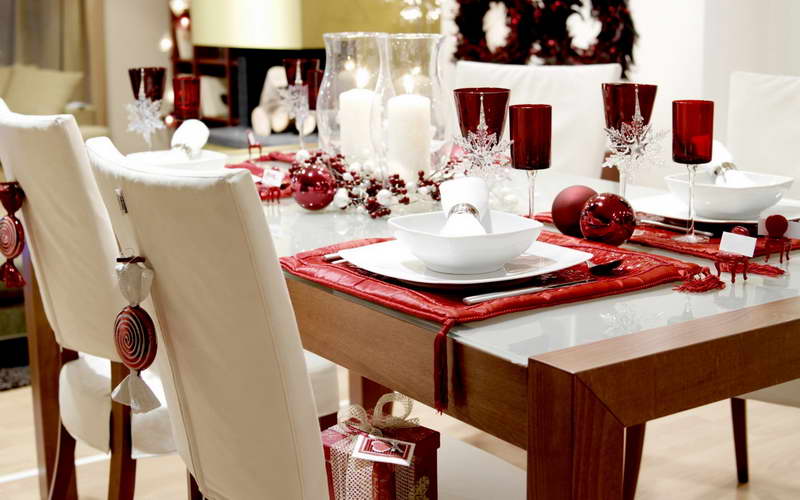 Christmas-Table-Decoration-Ideas-With-Red-Cloth